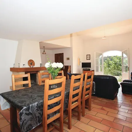 4 Bedroom Awesome In Prázdninový dům Roquebrun