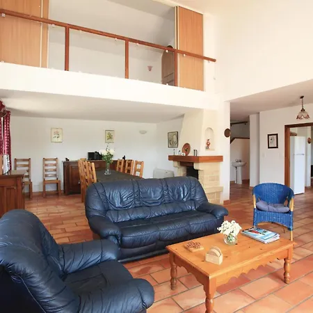 Prázdninový dům 4 Bedroom Awesome In *